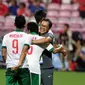 Pelatih timnas Indonesia U-23, Aji Santoso (kanan) memeluk Evan Dimas usai laga melawan Singapura di penyisihan Grup A SEA Games 2015 di Stadion Jalan Besar Singapura, Kamis (11/6/2015). Indonesia unggul 1-0. (Liputan6.com/Helmi Fithriansyah)