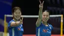 Selebrasi kemenangan ganda putri Jepang, Rena Miyaura/Ayako Sakuramoto setelah mengalahkan wakil Indonesia, Meilysa Trias Puspitasari/Rachel Allessya Rose pada partai keempat laga pamungkas Grup C Piala Uber 2024 di Hi-Tech Zone Sports Centre Gymnasium, Chengdu, China, Rabu (1/5/2024). Rena Miyaura/Ayako Sakuramoto menang dua gim langsung (21-9, 21-15). (AP Photo/Ng Han Guan)