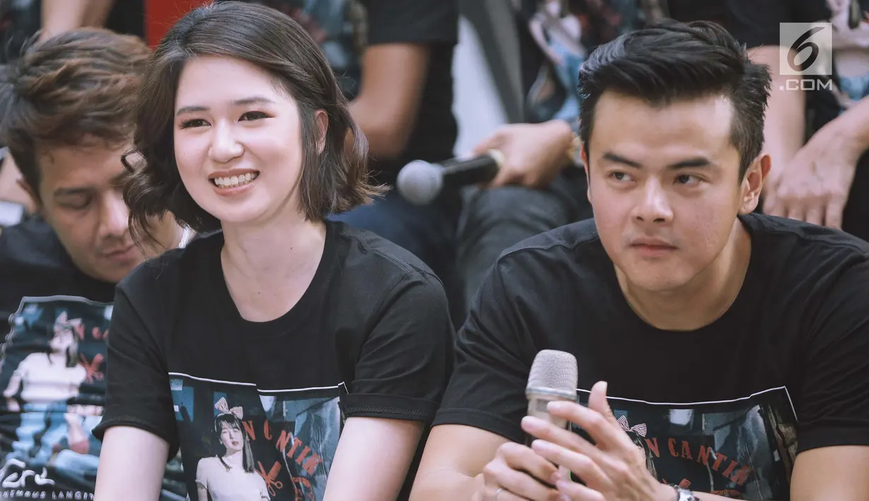 Aktor Dion Wiyoko saat hadir dalam jumpa pers film Terbang Menembus Langit dikawasan Jakarta, Senin (16/4). Film ini mendapatkan respon yang sangat positif masyarakat, baik di Medan, Palembang dan kota besar lainnya. (Liputan6.com/Faizal Fanani)