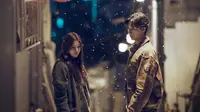 Han So Hee dan Park Seo Joon dalam cuplikan Gyeongseong Creature Season 2. [Foto: Netflix]