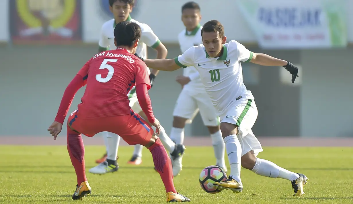 Gelandang Indonesia U-19, Egy Maulana Vikri, berusaha melewati pemain Korea Selatan (Korsel) pada kualifikasi Piala Asia U-19 2018 di Stadion Paju, Sabtu (4/11/2017). Korsel menang 4-0 atas Indonesia. (AFP/Kim Doo-Ho)