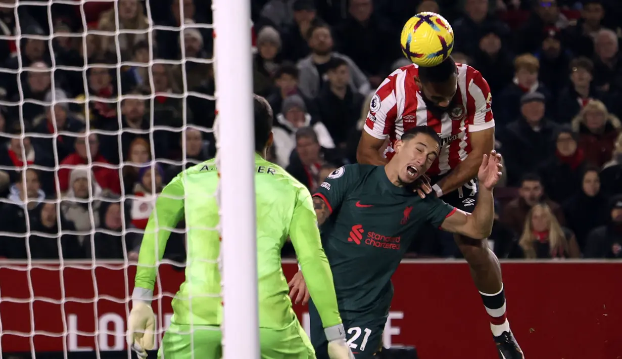 Tiga gol kemenangan Brentford masing-masing tercipta dari aksi bunuh diri Ibrahima Konate serta gol Yoane Wissa dan Bryan Mbeumo. (AP Photo/Ian Walton)