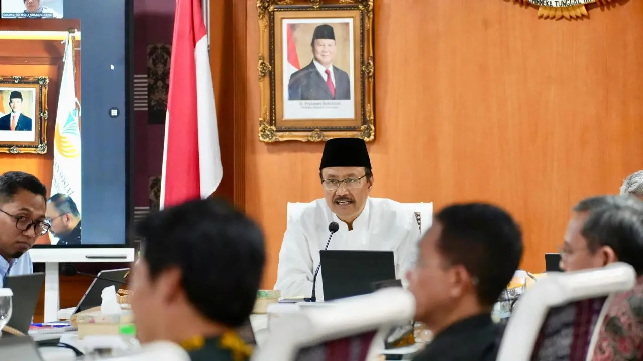Menteri Sosial Saifullah Yusuf (Gus Ipul) melaksanakan Rapat Koordinasi Sekolah Rakyat hingga larut malam di Kantor Kemensos, Jakarta, Selasa (22/7/2025) (Istimewa)