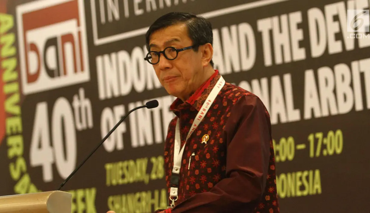 Menkumham, Yassona Laoly memberi sambutan saat seminar bertajuk "Indonesia and The Development of International Arbitration", Jakarta, Selasa (28/11). Seminar juga membahas persoalan dagang atau niaga oleh perusahaan global. (Liputan6.com/Angga Yuniar)