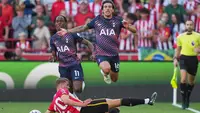 Kristoffer Ajer dari Brentford, terbawah, dan Sandro Tonali dari Tottenham beraksi selama pertandingan Liga Inggris antara Brentford dan Tottenham Hotspur di London, Sabtu, 22 Agustus 2026. (AP Photo/Kin Cheung)