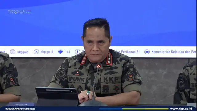 Direktur Jenderal Pengawasan Sumber Daya Kelautan dan Perikanan (PSDKP) KKP, Pung Nugroho Saksono dalam konferensi pers di Kantor KKP, Jakarta, Rabu (15/4/2026).