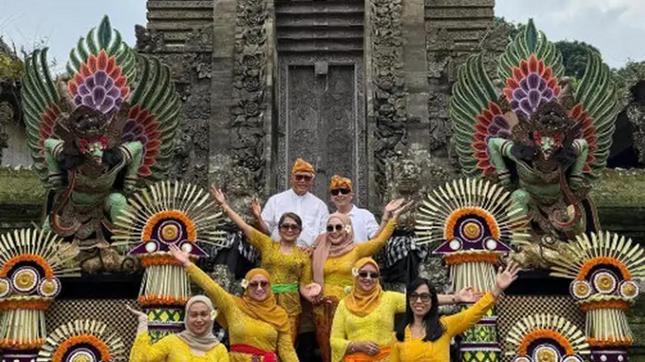 Gaya Umi Kalsum Ibunda Ayu Ting Ting saat Liburan di Bali/Instagram/@mom_ayting92_