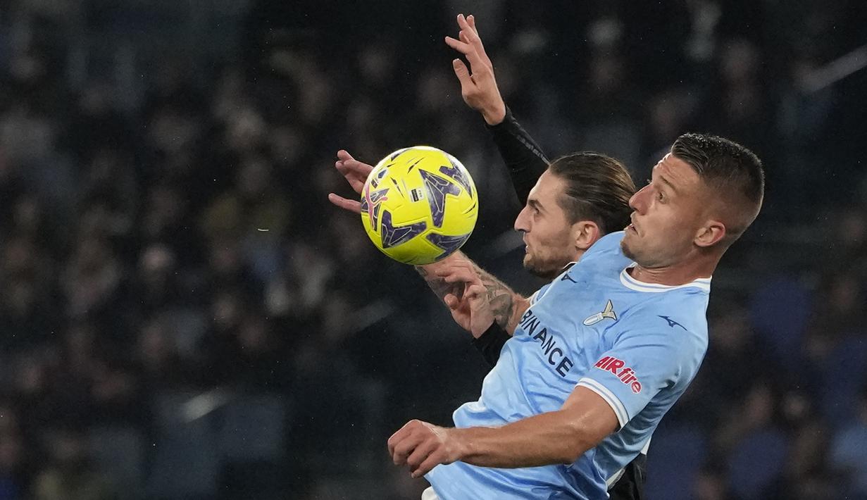 Gelandang Lazio, Sergej Milinkovic-Savic (kanan) berebut bola di udara dengan gelandang Juventus, Adrien Rabiot pada laga pekan ke-29 Liga Italia 2022/2023 di Olimpico Stadium, Roma, Minggu (9/4/2023) dini hari WIB. (AP Photo/Alessandra Tarantino)
