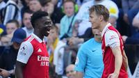 Gelandang Arsenal, Martin Odegaard (kanan) berselebrasi dengan rekannya Bukayo Saka setelah mencetak gol ke gawang Newcastle United pada pertandingan lanjutan Liga Inggris di di stadion St James 'Park di Newcastle, Minggu, 7 Mei 2023. (AP Photo/Jon Super)