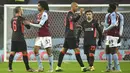 Para pemain Aston Villa dan Liverpool berjabat tangan usai pertandingan putaran ketiga Piala FA di Stadion Villa Park, Birmingham, Inggris, Jumat (8/1/2021). Liverpool menang 4-1 dengan Sadio Mane mencetak dua gol. (AP Photo/Rui Vieira)