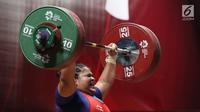 Lifter Indonesia, Nurul Akmal bersiap melakukan angkatan di kelas 75+ kilogram putri angkat besi Asian Games 2018 di JI Expo,Kemayoran, Senin (27/8). Nurul Akmal gagal meraih medali dengan total seberat 253 kilogram. (Lipujtan6.com/Helmi Fithriansyah)