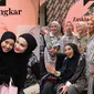Momen acara pembukaan butik baru Zaskia Sungkar yang dihadiri teman artis. (Sumber: Instagram/shireensungkar)