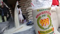 Pekerja tengah memindahkan beras di Pasar Induk Cipinang, Jakarta, Jumat (18/9/2015). Harga beras mengalami kenaikan hingga 14 persen dari harga tahun lalu yang disebabkan oleh melonjaknya biaya produksi mencapai 20 persen. (Liputan6.com/Angga Yuniar)