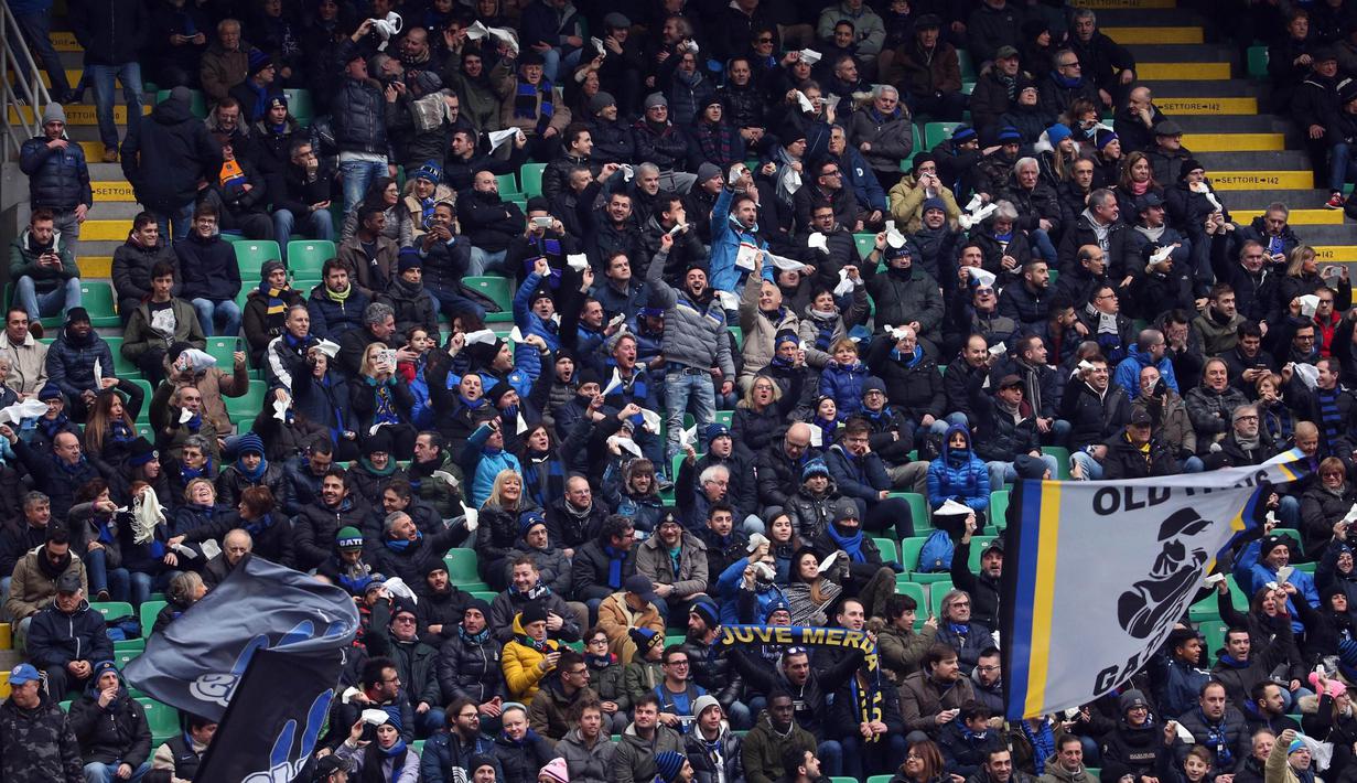 Dukungan ribuan suporter Inter Milan di tribun saat timnya melawan Empoli pada lanjutan Serie A Italia di  Giuseppe Meazza stadium, Milan, (12/2/2017).  Inter Milan menang 2-0. (EPA/Matteo Bazzi)