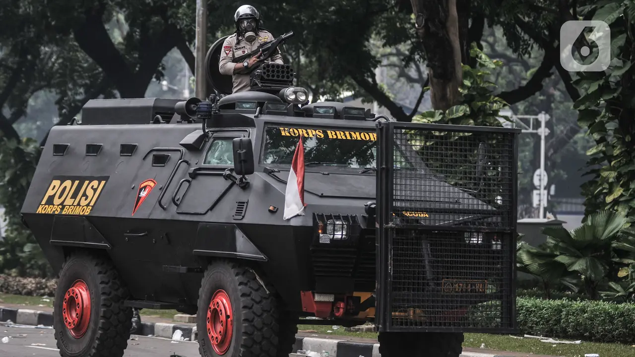 Polisi Bertameng dan Kendaraan Taktis Amankan Bentrokan Massa