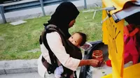 Seorang ibu rela berjualan nasi dipinggir jalan, sambil mengasuh anaknya