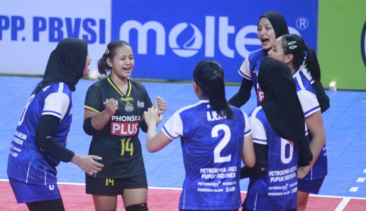 Selebrasi para pemain Petrokimia Gresik setelah mencetak poin saat menghadapi Kharisma Premium Bandung pada laga final kategori putri Kejuaraan Bolavoli Nusantara Cup 2024 di GOR UNY Yogyakarta, Sabtu (23/3/2024). Petrokimia Gresik menang 3-1 (17-25, 25-18, 25-15 dan 26-24) dan menjadi juara (Dok. PBVSI)