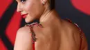 Pose seksi Gal Gadot saat menghadiri acara pemutaran perdana "Batman V Superman: Dawn of Justice" di Leicester Square, London, Inggris, Selasa (22/3). Artis asal Israel ini lahir pada 30 April 1985. (AFP/JUSTIN Tallis)