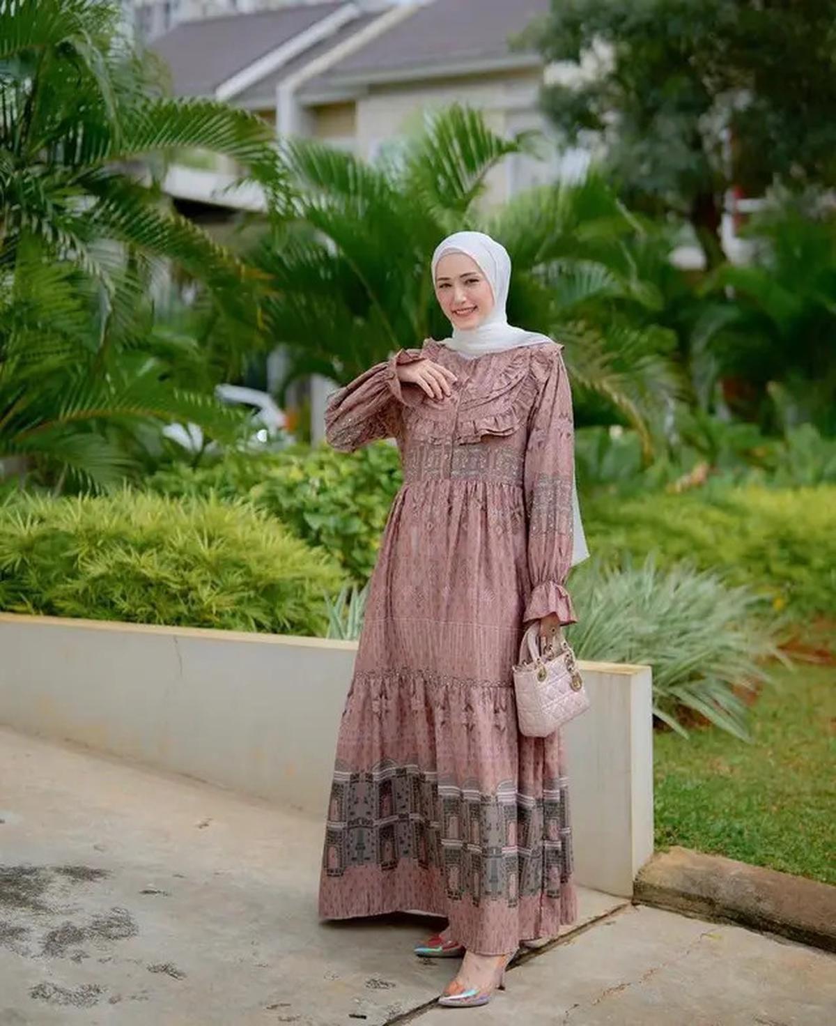 6 Pilihan Gamis Terbaru untuk Wanita Usia 30-an, Look Fresh dan Elegan Tanpa Kesan Tua