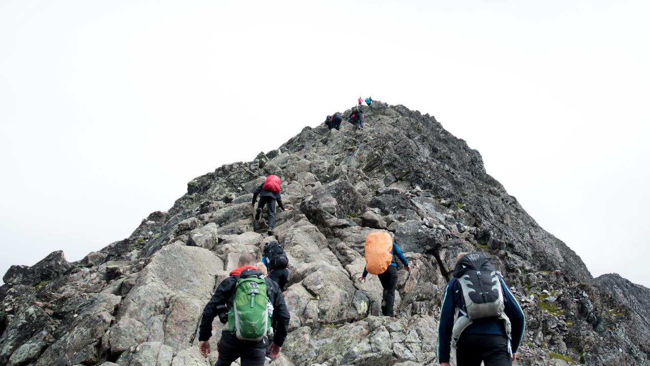 Sempat Alami Hipotermia, Ini Kronologi 2 Pendaki Meninggal Dunia di Puncak Carstensz Papua