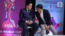 Ketua PSSI sekaligus Menteri BUMN Erick Tohir bersama Direktur SCM Sutanto Hartono dalam jumpa pers di SCTV Tower saat menggelar Jumpa Pers di SCTV Tower, Jakarta, Selasa (28/2/2023). Jumpa pers tersebut terkait Perhelatan Piala Dunia U-20 2023 ini akan disiarkan langsung Emtek Group lewat SCM. Pecinta bola di Indonesia bisa menyaksikan seluruh pertandingan melalui SCTV, INDOSIAR, VIDIO, MOJI, Mentari TV, Nex Parabola, dan Champions TV. (Liputan6.com/Johan Tallo)