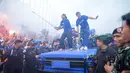 Pemain Persib Bandung, Saddil Ramdani (kiri) dan Adam Alis berada diatas mobil dalam pawai juara BRI Super League musim ini di Kota Bandung, Minggu (24/05/2026) pagi WIB. (Bagaskara Lazuardi/Bola.com)