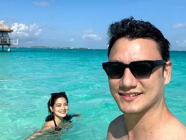 Titi Kamal dan Christian Sugiono saat berenang di pantai. "Just the two of us," tulis Titi. (Foto: Instagram titi_kamall)