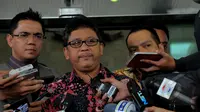 Hasto Kristiyanto mengatakan dirinya telah menyerahkan sejumlah barang bukti berupa foto-foto dan pernyataan saksi-saksi kepada KPK, Jakarta, Senin (9/2/2015). (Liputan6.com/Faisal R Syam)