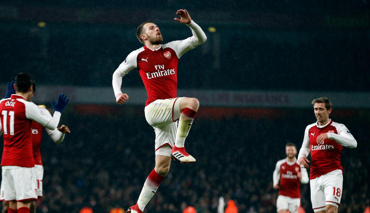 Aaron Ramsey Arsenal melakukan selebrasi usai mencetak gol ketiga untuk timnya saat melawan Everton dalam pertandingan Liga Inggris di Stadion Emirates, London (3/2). (AP Photo / Alastair Grant)
