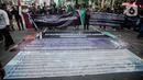 Sejumlah massa yang tergabung dalam Himpunan Mahasiswa Islam (HMI) membentangkan spanduk besar bertuliskan tuntutan saat menggelar aksi di depan Patung Kuda, Jakarta, Senin (29/8/2022). Mereka menolak rencana pemerintah untuk menaikkan harga BBM bersubsidi karena akan mengorbankan kondisi ekonomi rakyat, terutama masyarakat kelas menengah ke bawah dan pelaku Usaha Mikro Kecil Menengah (UMKM), yang belum sepenuhnya pulih akibat terpaan pandemi COVID-19. (Liputan6.com/Faizal Fanani)
