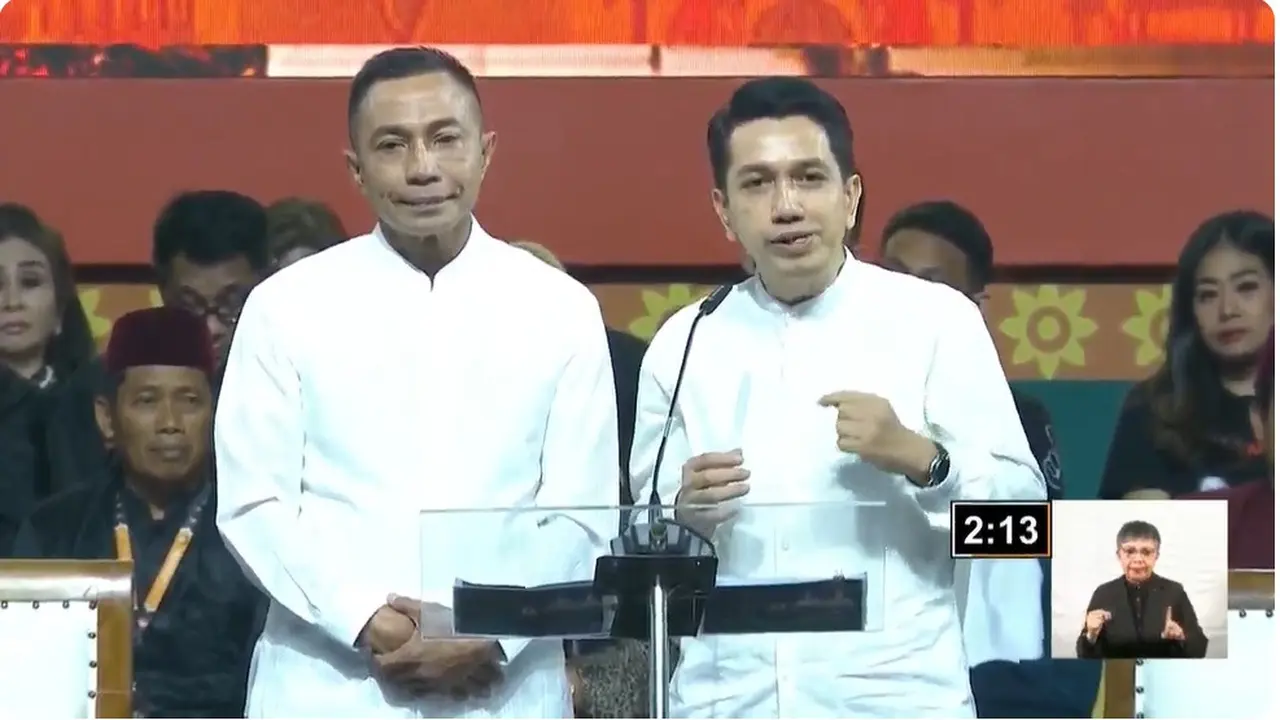 Pasangan calon gubernur dan calon wakil gubernur nomor 2 Dharma Pongrekun-Kun Wardana Abyoto saat membacakan visi misi di debat kedua Pilgub Jakarta 2024.