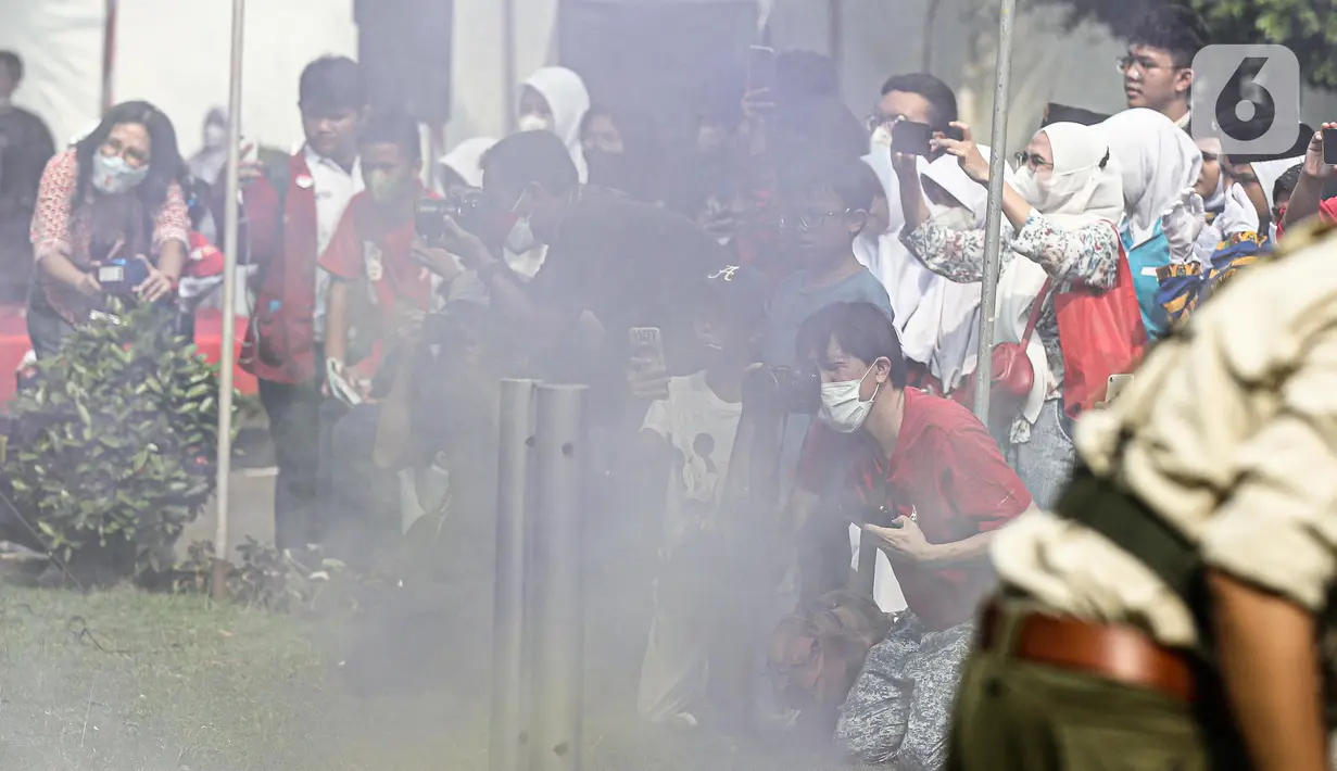 Warga menyaksikan pertunjukan sosiodrama "Reenactor Bangor" Gelora Bangsa di halaman Museum Naskah Proklamasi Jakarta, Selasa (16/8/2022). Pertunjukan tersebut merupakan salah satu rangkaian acara Napak Tilas Proklamasi dalam rangka menyambut HUT ke-77 Kemerdekaan Republik Indonesia (RI). (Liputan6.com/Faizal Fanani)
