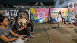 Penonton menyaksikan grup musik Diorama tampil dalam perayaan Hari Musik Nasional di M Bloc Space, Jakarta, Rabu (9/3/2022). Dalam rangka memeriahkan Hari Musik Nasional, M Bloc Space menyuguhkan acara bagi para pencinta musik Tanah Air dengan tajuk "Musik Hidup Lagi". (Liputan6.com/Herman Zakharia)