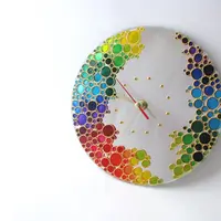 Jam dinding pelangi. (Beli di: etsy.com)