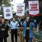 Walikota Malang Sutiaji bersama para wartawan yang tergabung dalam PWI (Persatuan Wartawan Indonesia) Malang Raya membagikan masker di Pasar Burung Splindid Kota Malang
