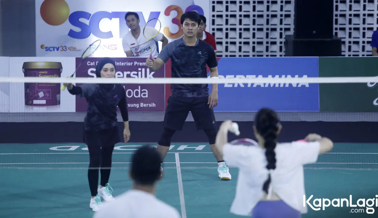 Dua pasangan selebriti ini bertanding dalam olahraga bulutangkis yang diadakan di GOR Universitas Negeri Jakarta (UNJ), Rawamangun,  Jakarta Timur.  [Foto: Bayu Herdianto/KapanLagi.com]