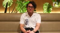 Penyanyi Ardhito Pramono berpose seusai rilis album perdana di kawasan Senopati, Jakarta, Rabu (13/7/2022). Ardhito Pramono merilis album full perdana yang diberi nama Wijayakusuma. (Liputan6.com/Herman Zakharia)