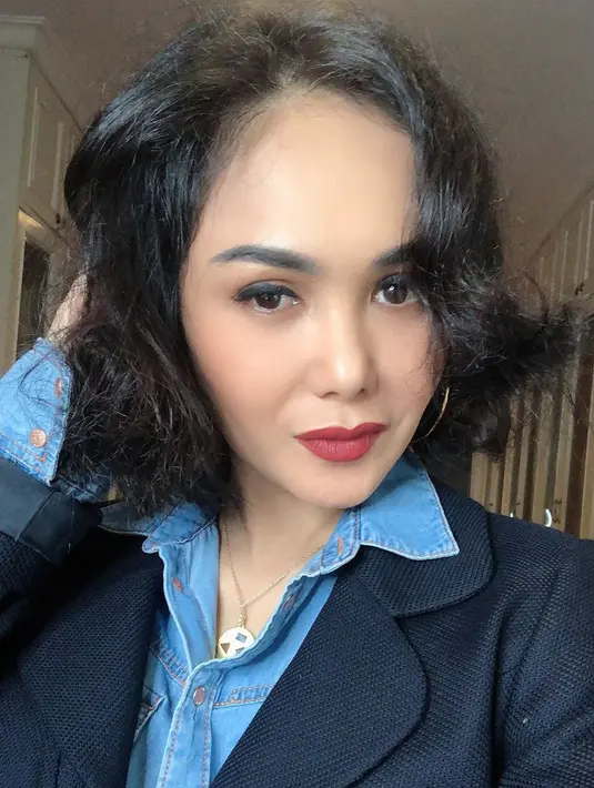 “Menurut anak-anak yang dulu sering didengung-dengungkan dan membekas. Dan nggak pengin ibunya diolok-olok lagi. Jadi sebenarnya mereka nggak mau aku gimana-gimana,” ujar Yuni. (Instagram/yunishara36)