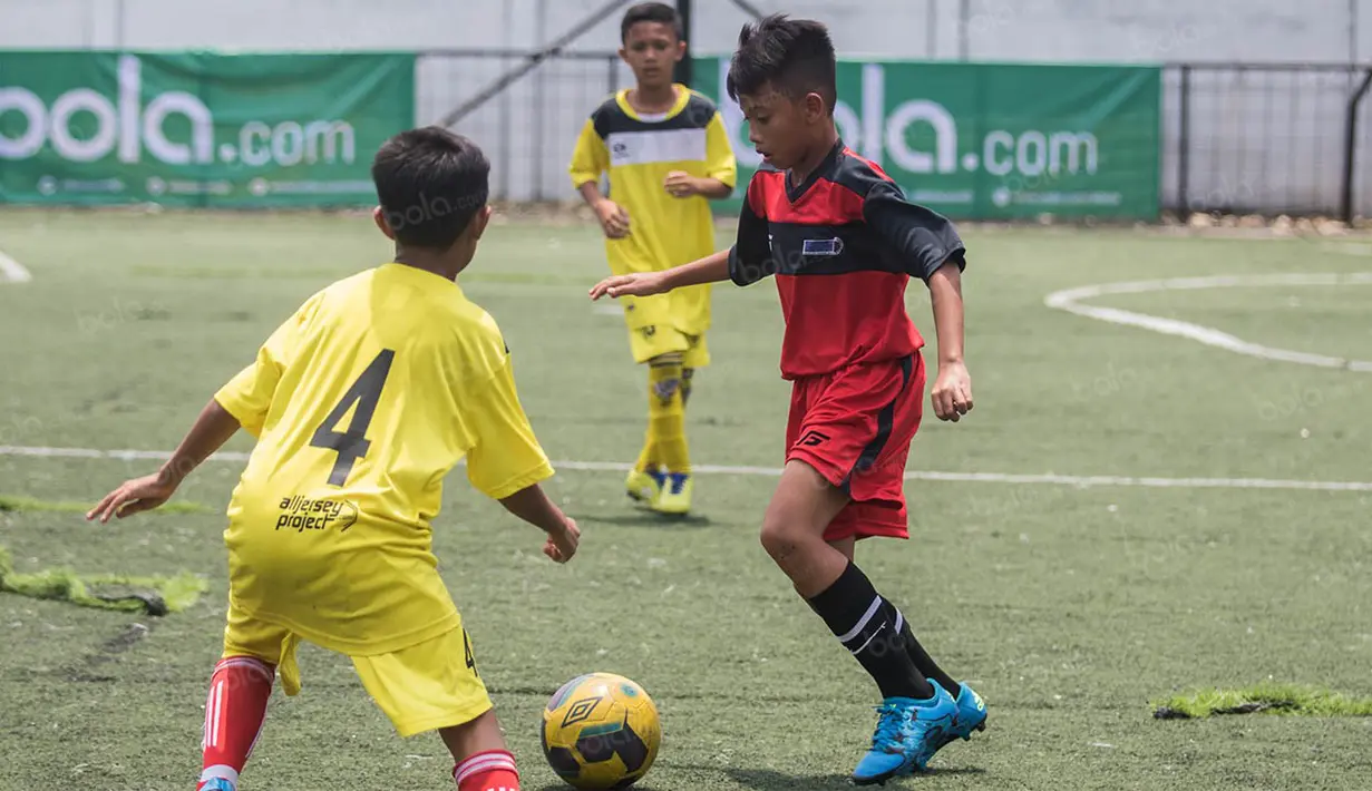 Pemain Indocement SS, Ghaisan Daffa, berusaha melewati hadangan pemain Persepon FA. (Bola.com/Vitalis Yogi Trisna)