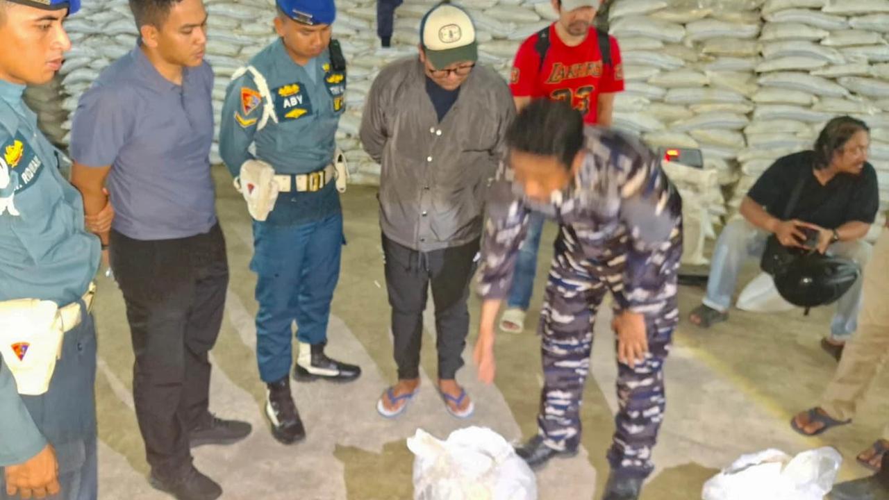 FOTO: TNI AL Gagalkan Pengiriman Ratusan Ton Mineral Diduga Ilegal di Bangka Belitung
