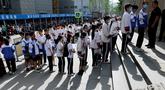 Siswa berbaris untuk masuk sekolah pada hari pertama ujian masuk perguruan tinggi nasional yang dikenal sebagai gaokao di Beijing, China, Rabu (7/6/2023). (WANG Zhao/AFP)