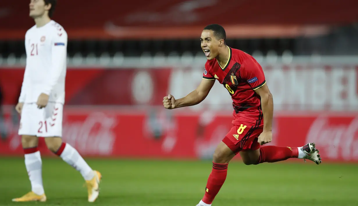 Gelandang Belgia, Youri Tielemans berselebrasi usai mencetak gol ke gawang Denmark pada pertandingan UEFA Nations League di stadion King Power di Leuven, Belgia, Rabu (18/11/2020). Dengan kemenangan atas Denmark, Belgia menjadi juara Grup 2. (AP Photo/Francisco Seco)