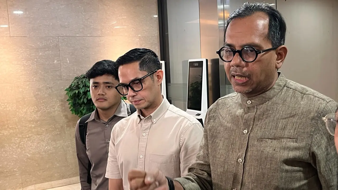 Dude Harlino Serahkan Honor Brand Ambassado PT DSI ke Bareskrim