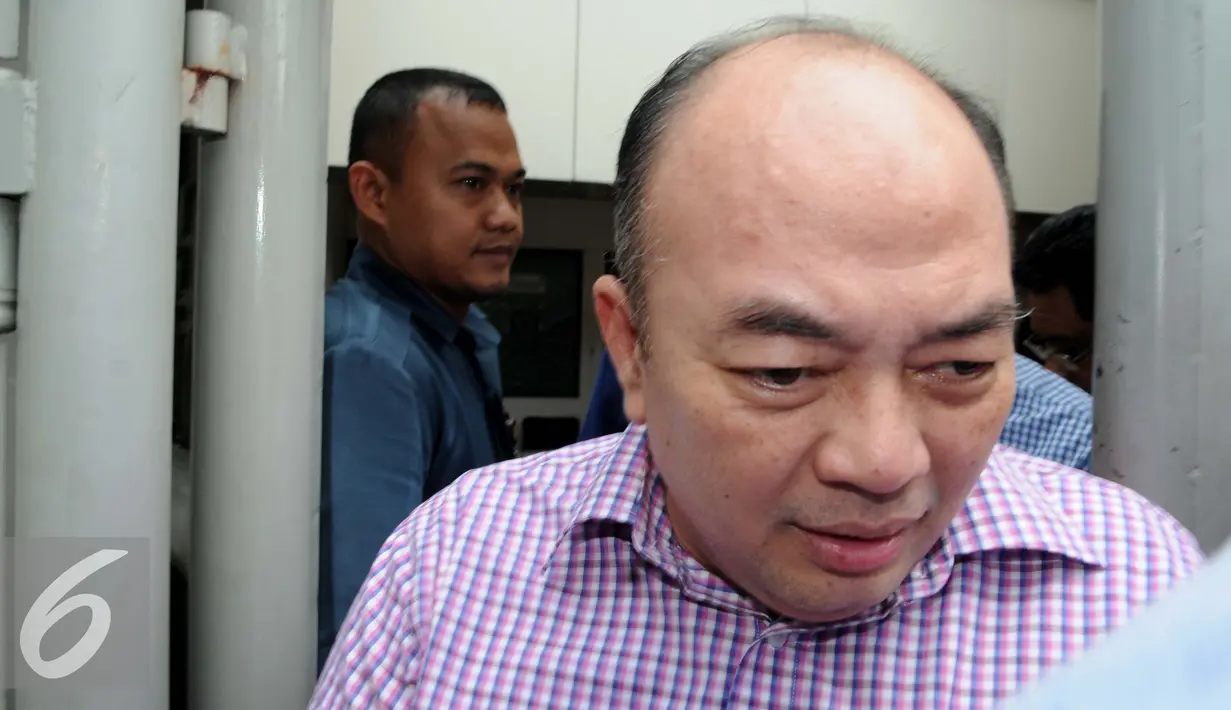 Kasubdit Perdata MA, Andri Tristianto Sutrisna meninggalkan Rutan KPK dan akan dipindahkan ke Lapas Sukamiskin, Jakarta, Kamis (8/9). Andri Tristianto Sutrisna divonis 9 tahun penjara dan denda Rp 500 juta subsider enam bulan. (Liputan6.com/Helmi Afandi)