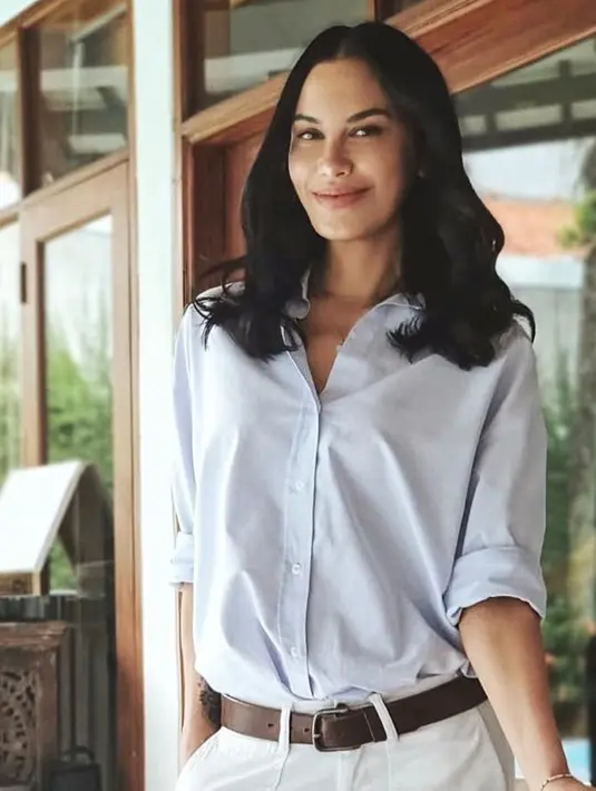 Sudah berusia 50 tahun, gaya penampilan Sophia Latjuba terlihat bak ABG dengan gaya kasual. Meski terkesan simpel, aktris sekaligus model ini terlihat memesona dengan kemeja panjang yang dipadukan celana kain.(Liputan6.com/IG/@sophia_latjuba88)