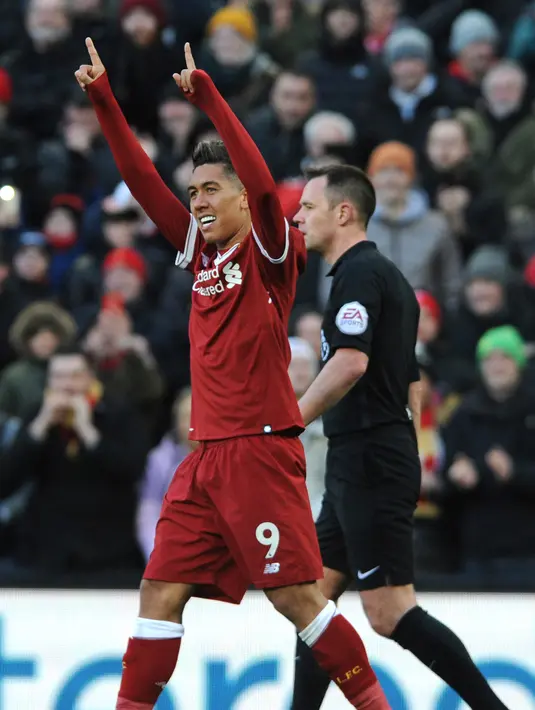 Penyerang Liverpool, Roberto Firmino melakukan selebrasi usai mencetak gol ke gawang West Ham United pada lanjutan Liga Inggris di Anfield, Inggris (24/2). Liverpool menang telak atas West Ham 4-1. (AP Photo / Rui Vieira)