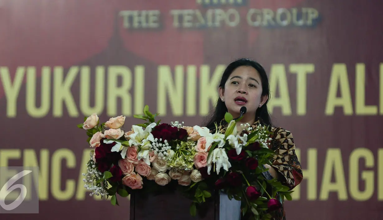 Menteri Koordinator Pembangunan Manusia dan Kebudayaan (PMK) Puan Maharani, memberikan sambutan dalam acara buka puasa bersama karyawan di PT Tempo Scan Pacific Cikarang, Jawa Barat, Kamis (23/6). (Liputan6.com/Faizal Fanani)