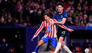 Giuliano Simeone berduel memperebutkan bola dengan Alessandro Bastoni dalam laga Liga Champions antara Atletico Madrid dan Inter Milan di Madrid. (AP Photo/Manu Fernandez)