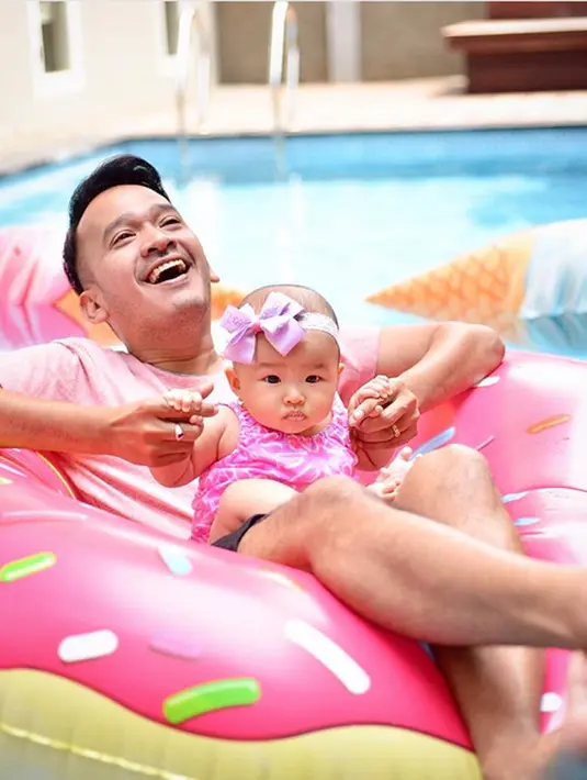 Meski sibuk dengan kegiatan syuting, Ruben Onsu juga masih terjun langsung untuk mengurus usahanya. Ia juga memilih-milih langsung. Kini, usahanya terus berkembang, dan banyak menambah karyaman untuk membantu usahanya. (Instagram/ruben_onsu)