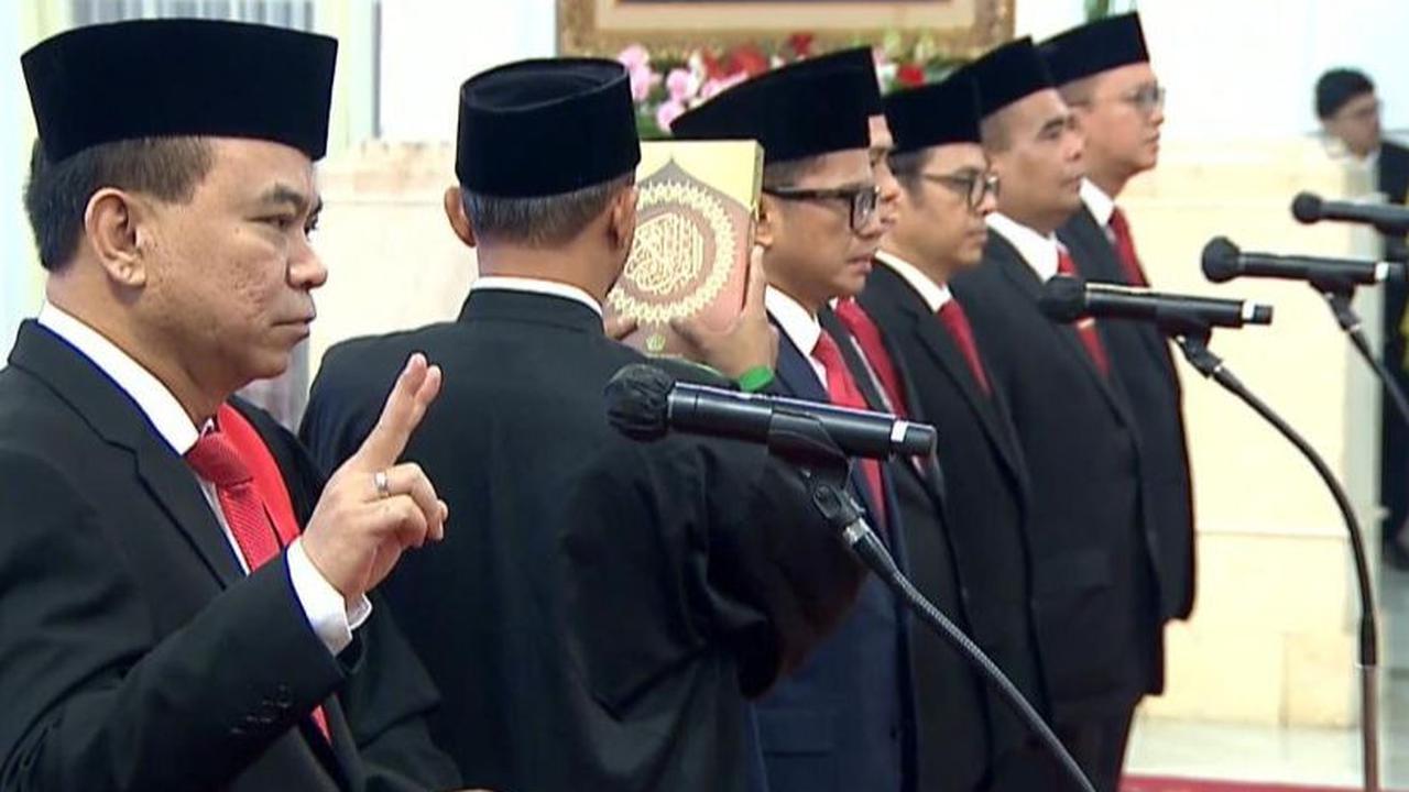 Kemudian, Wakil Menteri BUMN Pahala Mansury dilantik menjadi Wakil Menteri Luar Negeri (Wamenlu), Duta Besar RI untuk Amerika Serikat (AS), Rosan Roeslani menjadi Wakil Menteri BUMN, Paiman Raharjo menjadi Wamendes dan Saiful Rahmat Dasuki sebagai Wamenag